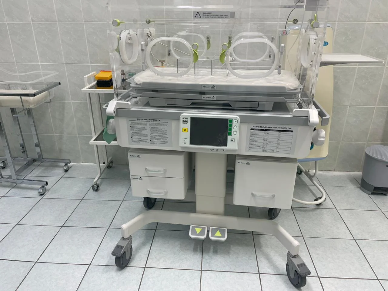 В Черняховске заменили кювезы для новорожденных