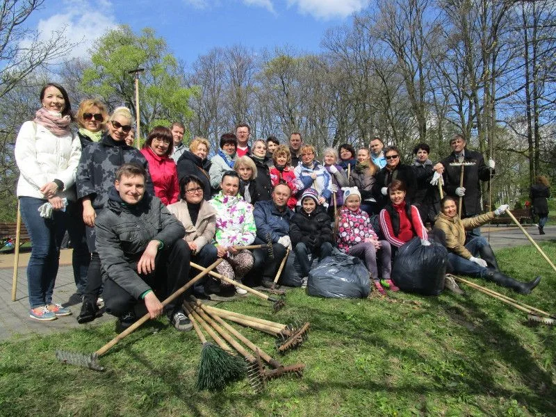 Сотрудники регионального минздрава приняли участие в уборке территории парка Победы в Калининграде