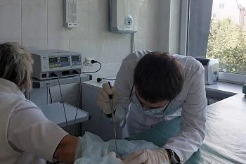 Больше ста пациентов ежемесячно получают помощь в Пионерском благодаря новому электрохирургическому аппарату Больше ста пациентов ежемесячно получают помощь в Пионерском благодаря новому электрохирургическому аппарату