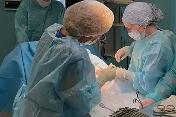 Врачи перинатального центра провели сложное кесарево сечение маме, родившей седьмого ребенка Врачи перинатального центра провели сложное кесарево сечение маме, родившей седьмого ребенка