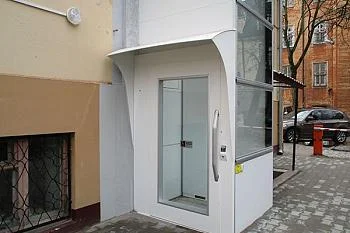 В поликлинике Городской больницы №3 на улице Генделя заработал подъемник для маломобильных граждан