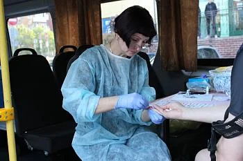 Во время акции в сквере у монумента «Мать-Россия» свой ВИЧ-статус проверили около ста человек Во время акции в сквере у монумента «Мать-Россия» свой ВИЧ-статус проверили около ста человек