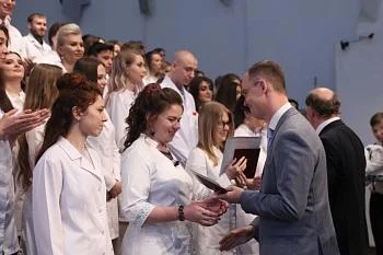 Александр Кравченко вручил дипломы выпускникам медицинского института БФУ им. И. Канта Александр Кравченко вручил дипломы выпускникам медицинского института БФУ им. И. Канта