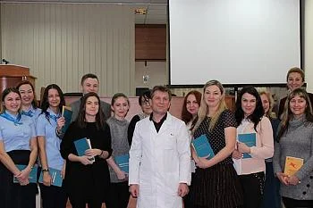 Удостоверения об окончании курса английского языка получили около тридцати медработников