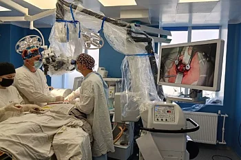 В Больнице скорой медицинской помощи начали проводить операции с помощью уникального для региона микроскопа В Больнице скорой медицинской помощи начали проводить операции с помощью уникального для региона микроскопа