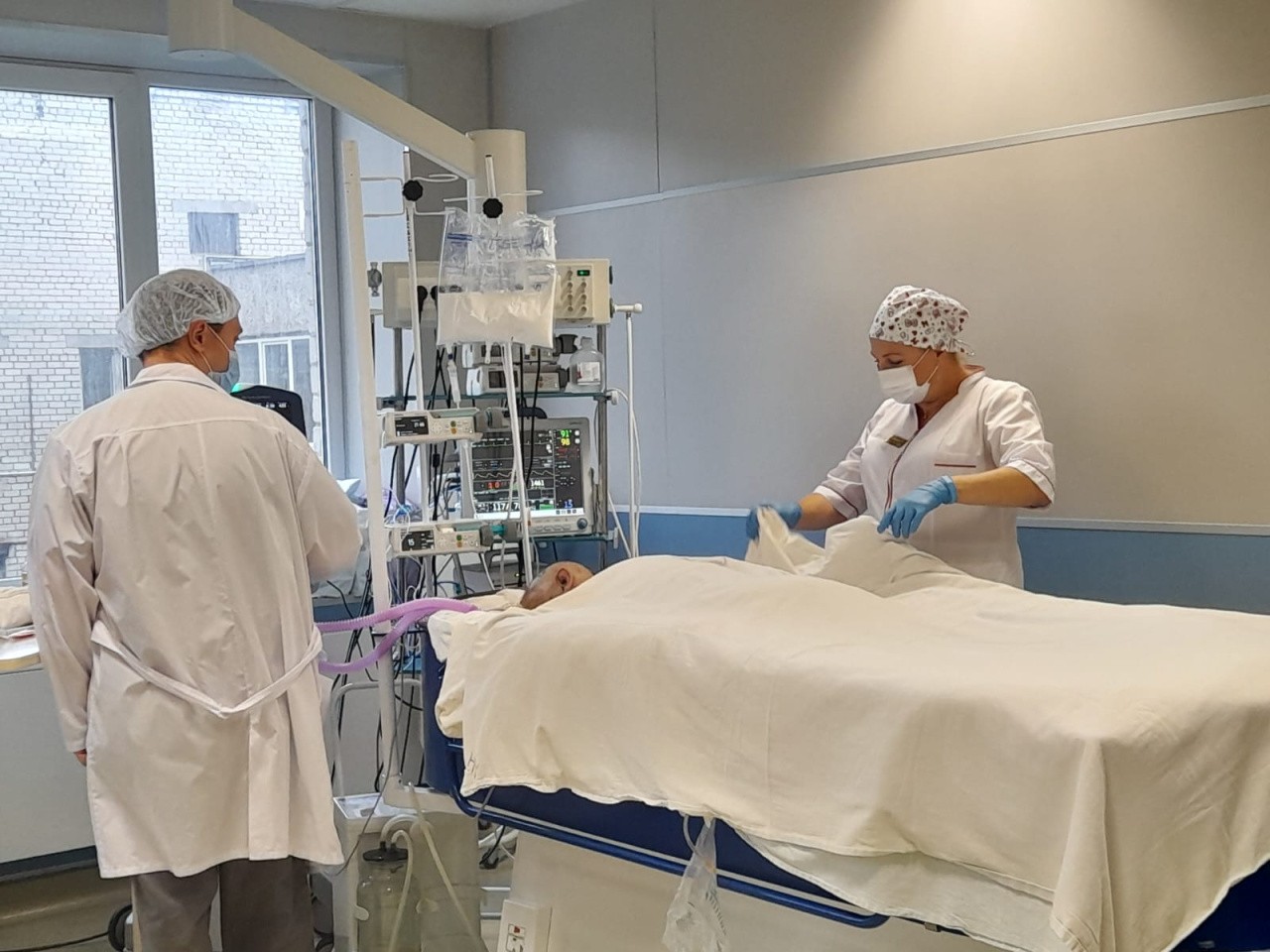 Врачи больницы на Летней спасли пациента после удара током в десять тысяч вольт