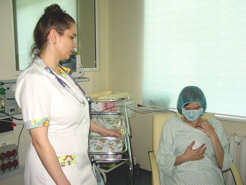 В перинатальном центре показали способ общения с новорожденными малышами «методом кенгуру»